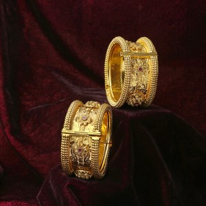 24CT Gold Plated Flower stone Bangle
